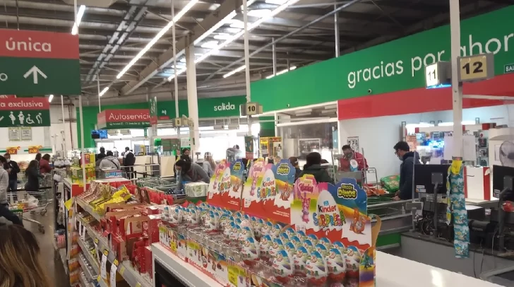 Policía que quiso sustraer alfajores y otras cosas de un supermercado aceptó una condena en suspenso