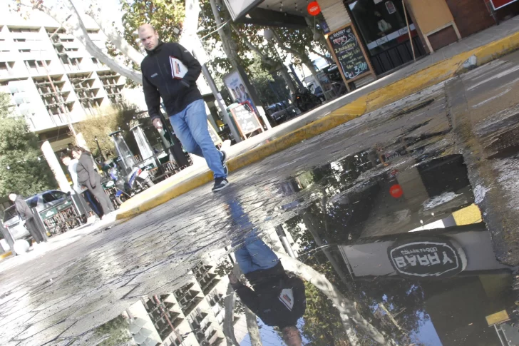 Por la basura en las cloacas, colapsó en una esquina de la Peatonal