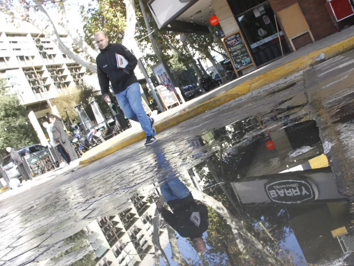 Por la basura en las cloacas, colapsó en una esquina de la Peatonal