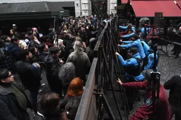 Corridas y detenciones en un acto de la compañera de Milei