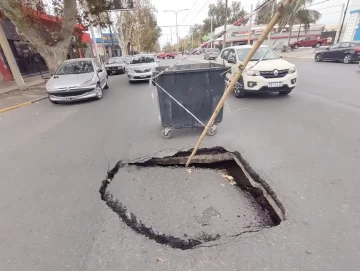 Por un caño roto, se hundió la calle y continuarán los desvíos