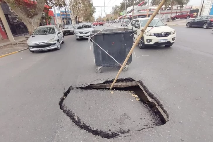 Por un caño roto, se hundió la calle y continuarán los desvíos