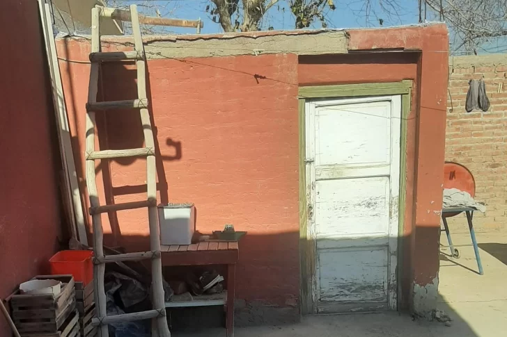 Lo peor para anciano que cayó de cabeza desde el techo de su casa