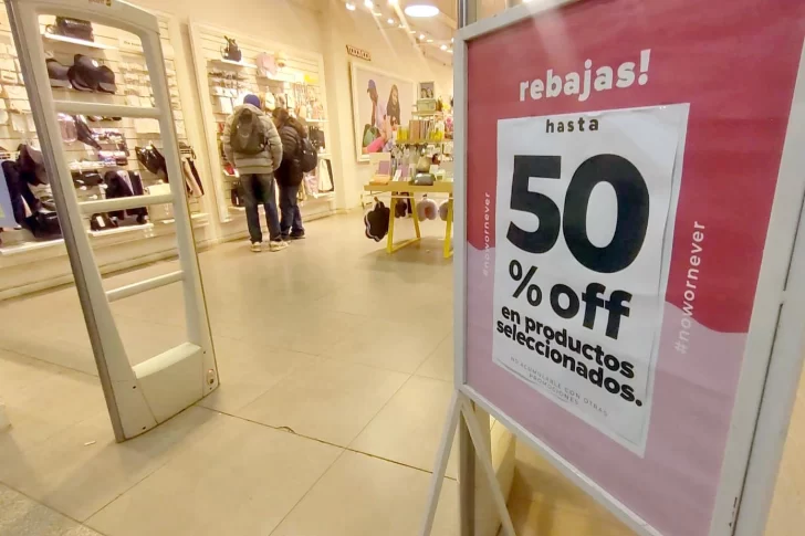 El comercio local lanzó rebajas de hasta 50% que solía hacer en agosto