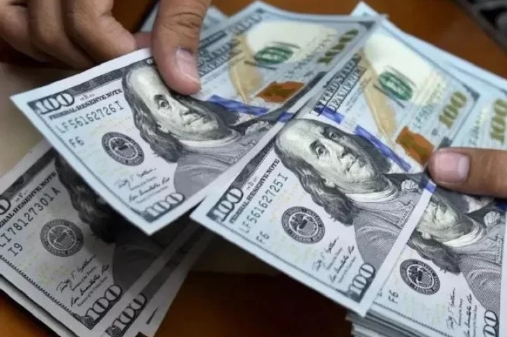 El FMI dice que el dólar oficial ‘está retrasado’ entre 15 y 25%