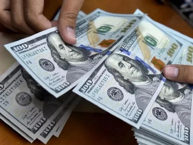 El FMI dice que el dólar oficial ‘está retrasado’ entre 15 y 25%