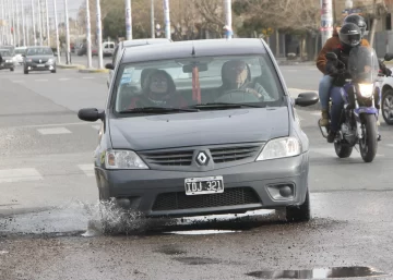 El peligroso pozo en una calle clave que se reabrió al mes de ser reparado