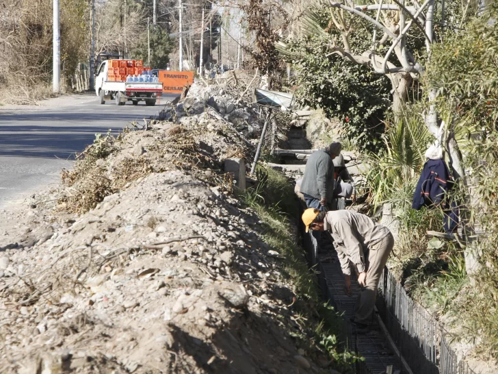 Mejoran un canal para no derrochar agua y además evitar siniestros viales