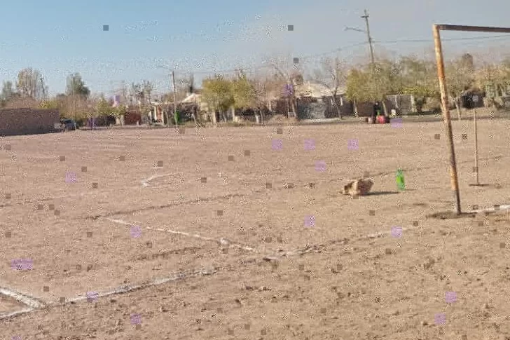 Crece el conflicto por una escuela de fútbol gratis que funciona en un baldío