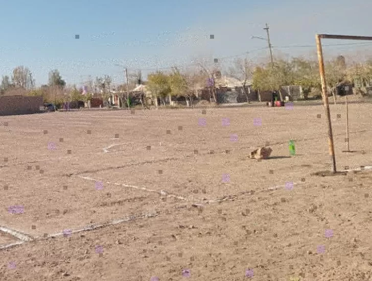 Crece el conflicto por una escuela de fútbol gratis que funciona en un baldío