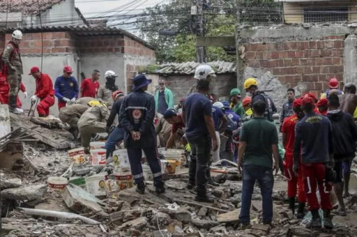 Ocho muertos y cinco atrapados bajo escombros por derrumbe de edificio en Brasil