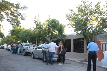 Maniataron a una joven en su casa y huyeron con una importante suma de dinero