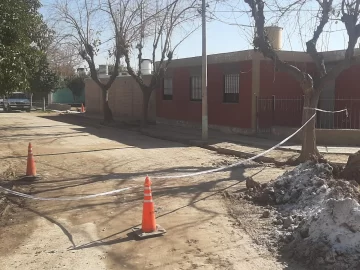 Un anciano subió a barrer el techo, perdió el equilibrio y cayó: murió a los pocos minutos