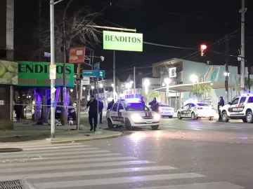 Un motociclista falleció en el acto al chocar con un auto en un cruce con semáforos