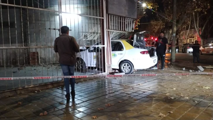 [FOTOS y VIDEO] Chocaron dos autos en una esquina muy transitada y uno de ellos se incrustó en una casa