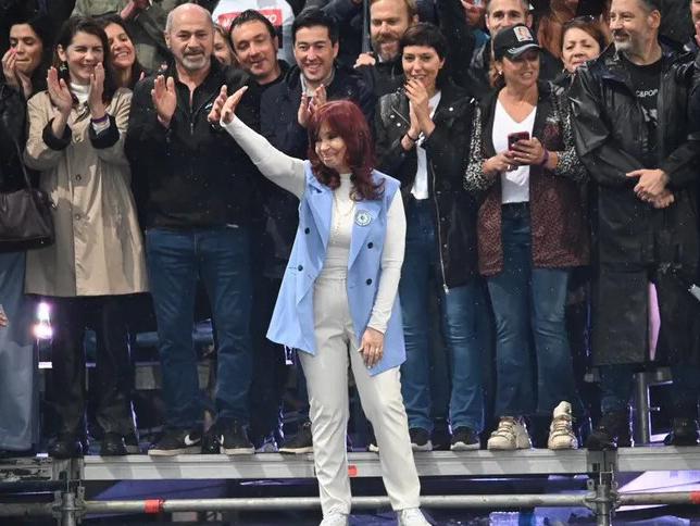 CFK se mete en el tramo final de la campaña y acusa a Macri