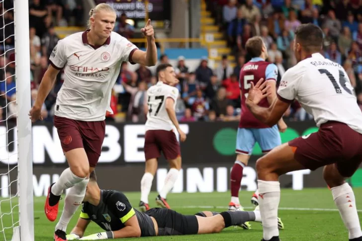 Manchester City empezó su campaña a todo gol