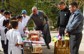 El Penal sale a las escuelas con donaciones y recreación