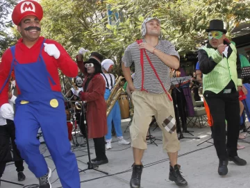 Los policías hicieron bailar a niños y a grandes con su show musical