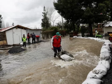 Al menos 2 muertos y 30 mil aislados por la lluvia en Chile