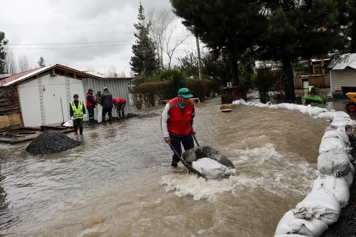 Al menos 2 muertos y 30 mil aislados por la lluvia en Chile