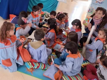 Alumnos de paseo en una biblioteca