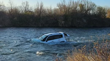 En un descuido, su hijo le echó el auto al río