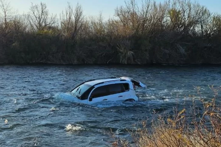 En un descuido, su hijo le echó el auto al río