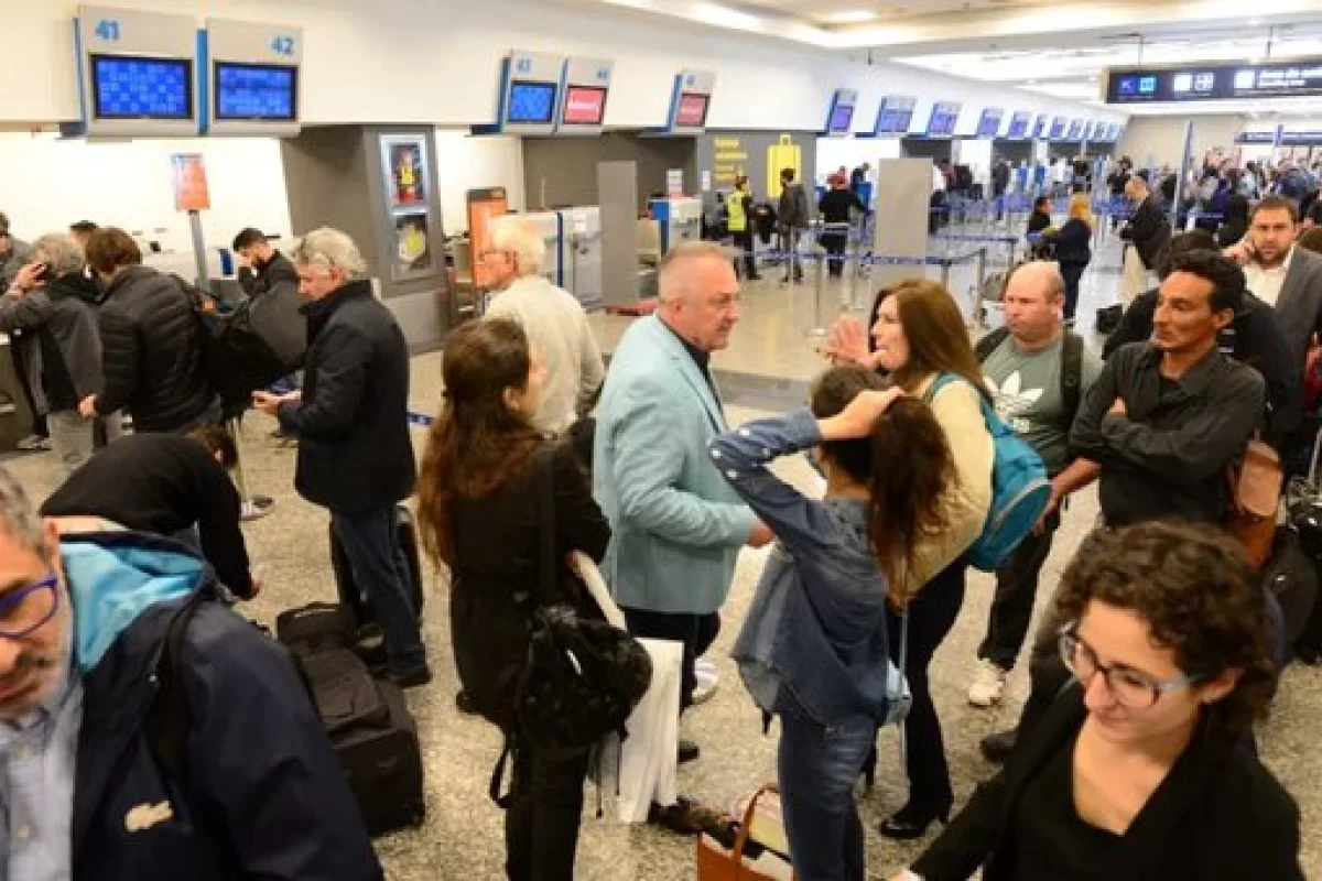 Un Paro Salvaje De Maleteros En Aeroparque Ezeiza Y Córdoba Obligó A