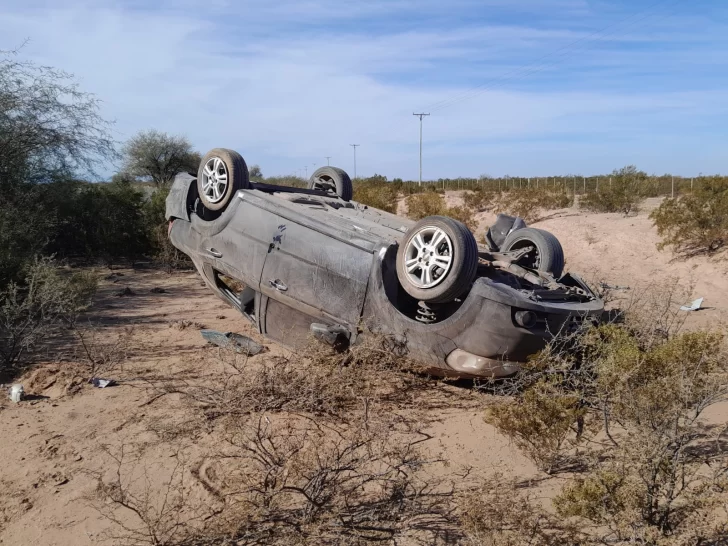 Casi lo peor para el conductor de un auto que volcó en Caucete