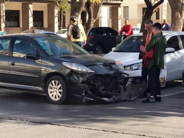 Fuerte choque entre dos autos en una esquina del centro