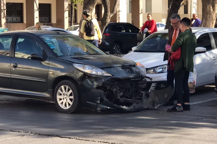 Fuerte choque entre dos autos en una esquina del centro