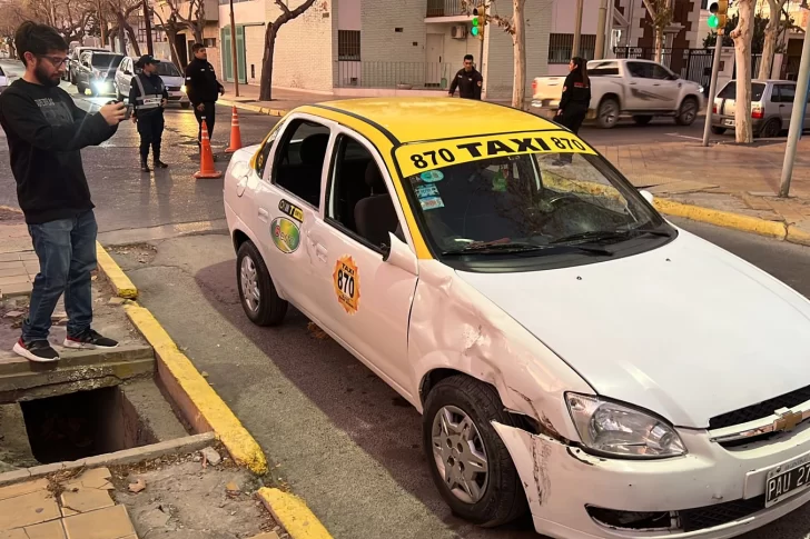 Un motociclista herido en un choque con un taxista en un cruce del centro con semáforos