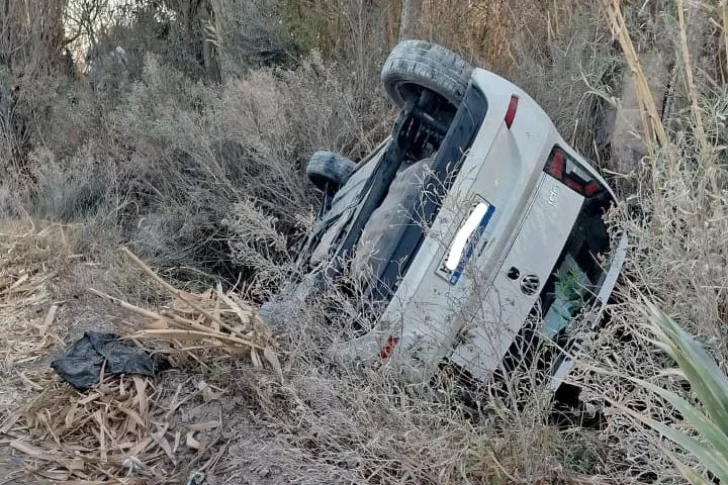 Una mujer volcó con su auto en Pocito y terminó adentro de un canal