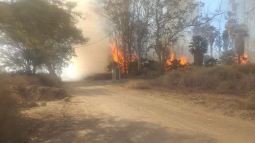 Caucete: el humo de un incendio provocó un choque en Ruta 20 y puso en jaque unas 4 casas