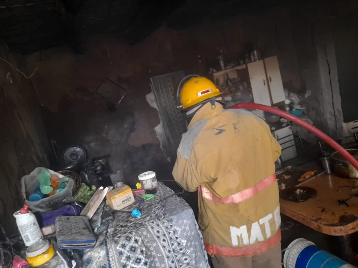 Una fuga de gas provocó un incendio en una casa y el fuego arrasó hasta con los pájaros