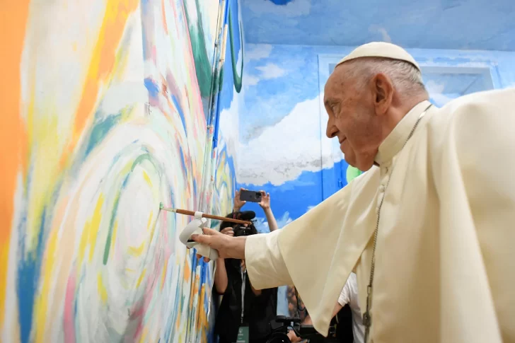 Francisco fue pintor por un día con los jóvenes en Portugal