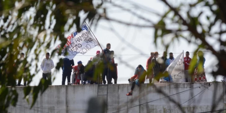 Presos se subieron al techo para pedir no morir en la cárcel