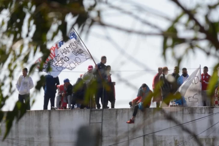 Presos se subieron al techo para pedir no morir en la cárcel