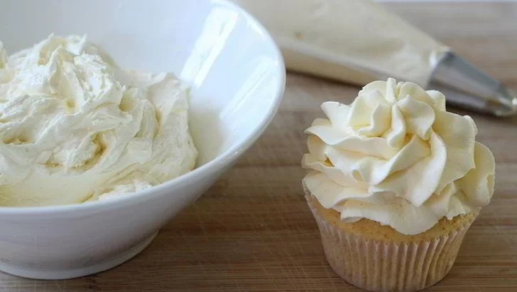 Así se hace la crema de manteca para decorar cupcakes y tortas