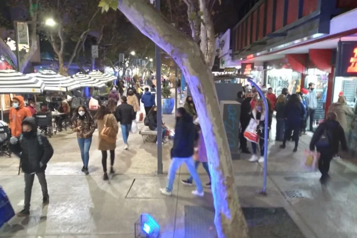 Con plata del aguinaldo la gente copó el centro en una tarde fría para comprar regalos