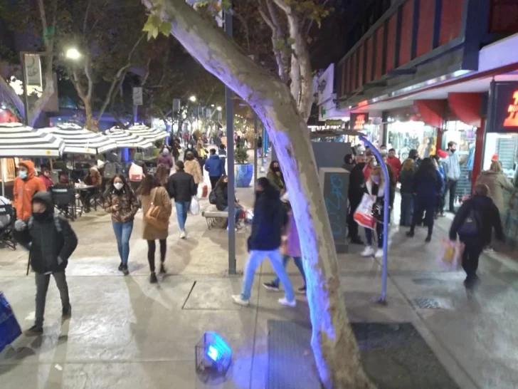 Con plata del aguinaldo la gente copó el centro en una tarde fría para comprar regalos