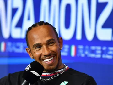 Hamilton sigue en Mercedes