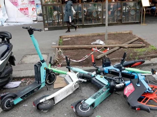 Tarjeta roja a los monopatines  eléctricos en las calles de París