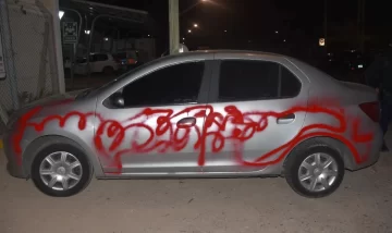 Confirmado: auto del policía pintado en venganza por colegas no sufrió daños