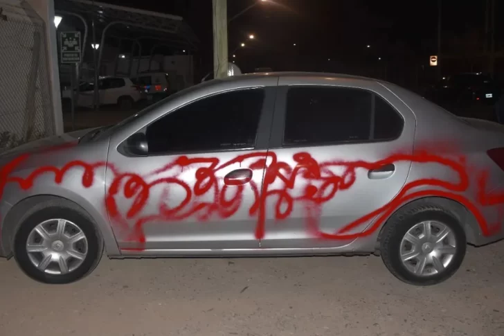 Confirmado: auto del policía pintado en venganza por colegas no sufrió daños