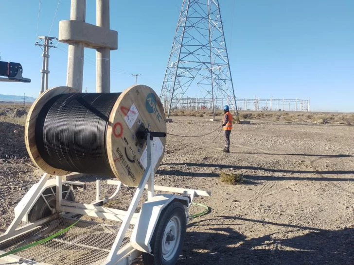 Con un paso clave, en 3 semanas llegarán equipos para la fibra óptica