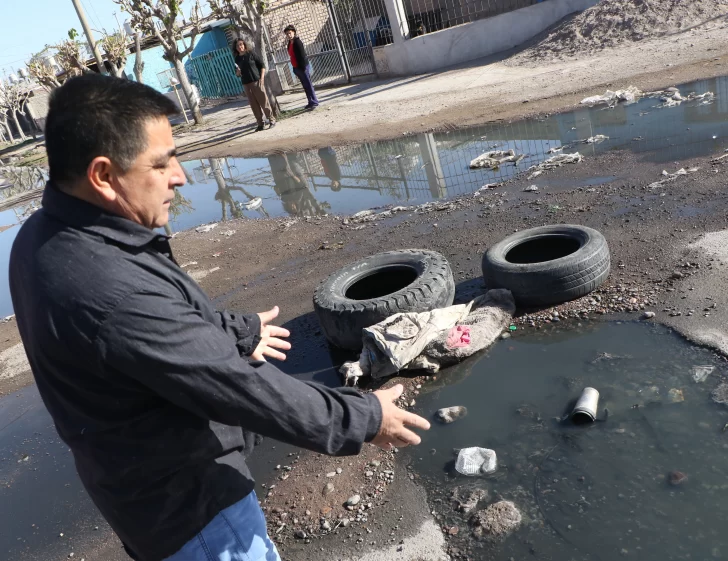 La angustia de cientos de vecinos que conviven entre los líquidos de las cloacas