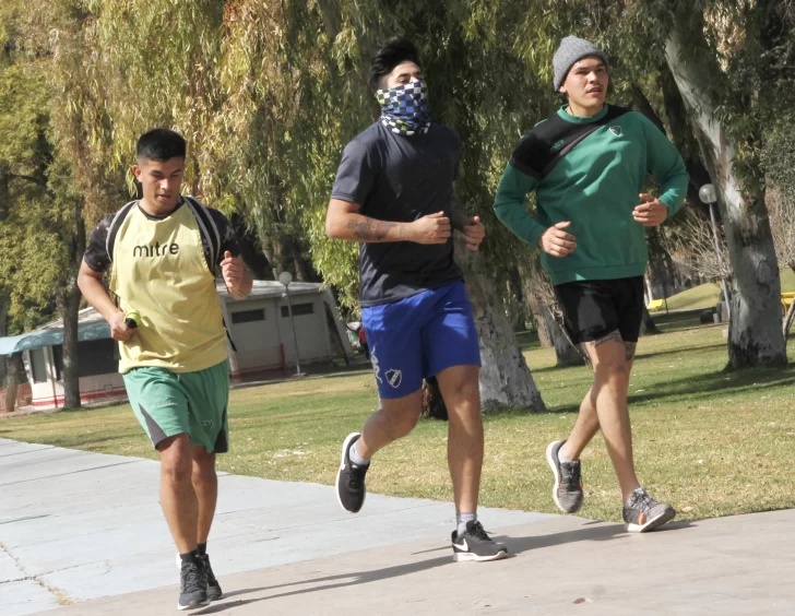 Aunque no se puede, la gente corre en el Parque