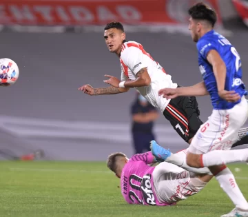 En un partidazo, River sigue prendido